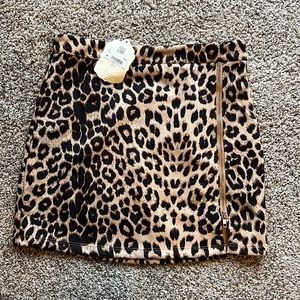 NWT, Mini leopard skirt w/ faux zipper up thigh. Size M but fits b/w a Sm/Med.